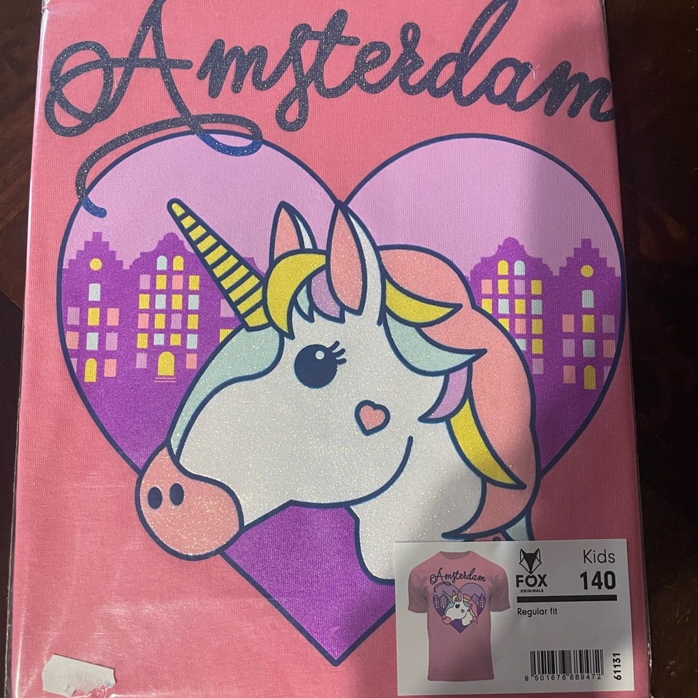 Brand new girls 9-11 yr ss t-shirt directly from Amsterdam
